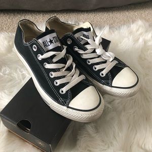 Black Low Top Converse Size 5 (7 Womens)
